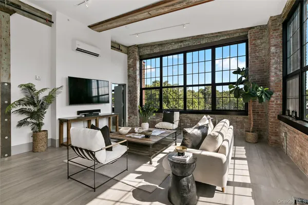 1 E MAIN ST 404
