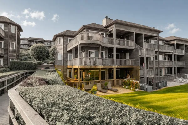 401 FOX HILL DR 401