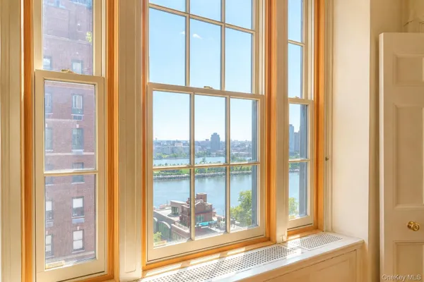 30 SUTTON PL 12E