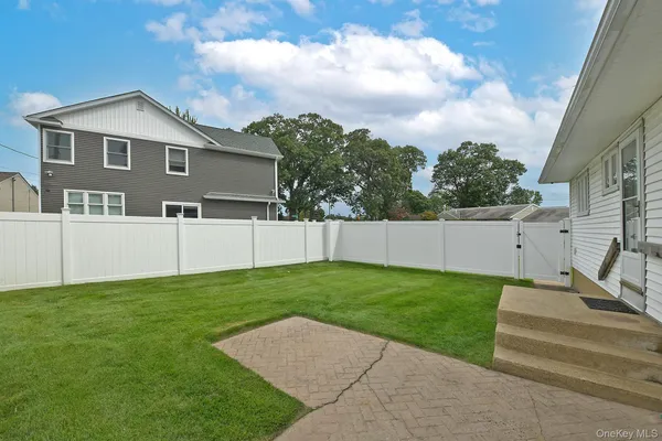 654 CARLYLE AVE