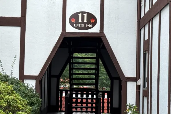 11 SKYLINE DR 12