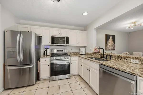 246 CRESTWOOD CT