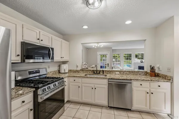 246 CRESTWOOD CT