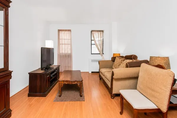 306 E MOSHOLU PKWY 4F