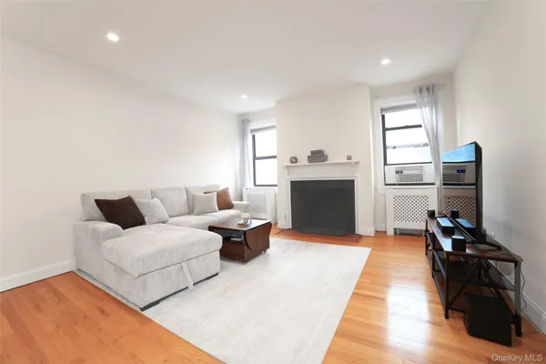 68 E HARTSDALE AVE 5E