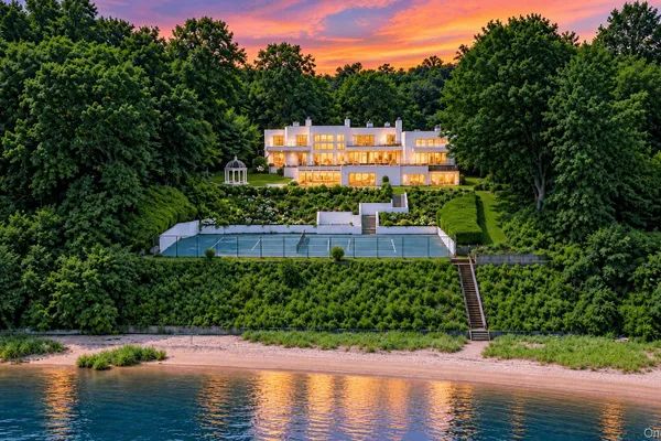 26 TENNIS COURT RD