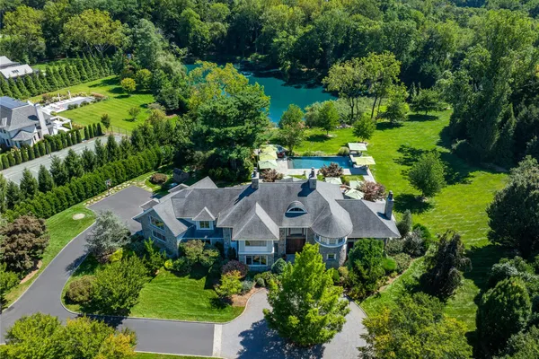 1 HIDDEN POND DR