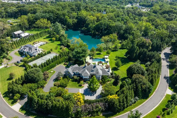 1 HIDDEN POND DR