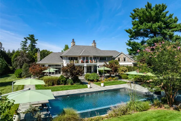 1 HIDDEN POND DR