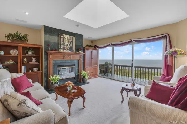 318 FOX HILL DR