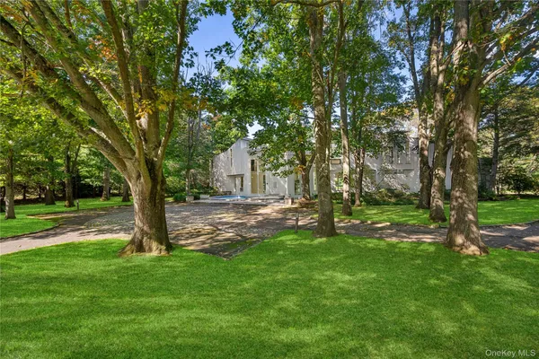 11 SURREY LN