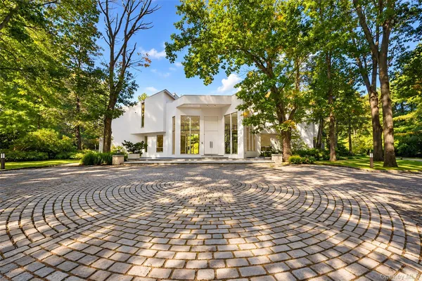 11 SURREY LN