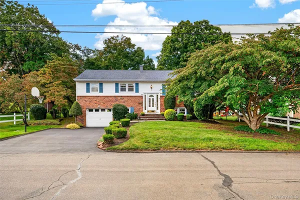 32 SENGSTACKEN DR
