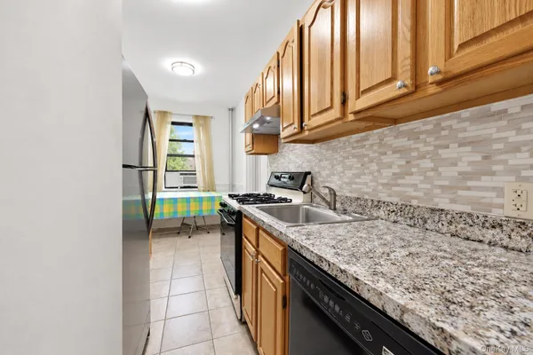 68 E HARTSDALE AVE 4K