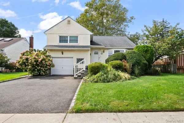 25 MARILYN BLVD