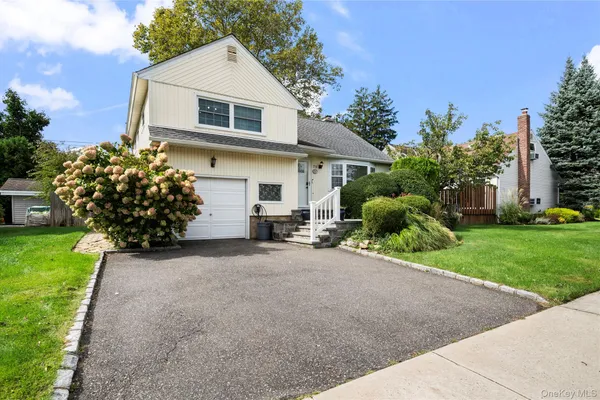 25 MARILYN BLVD