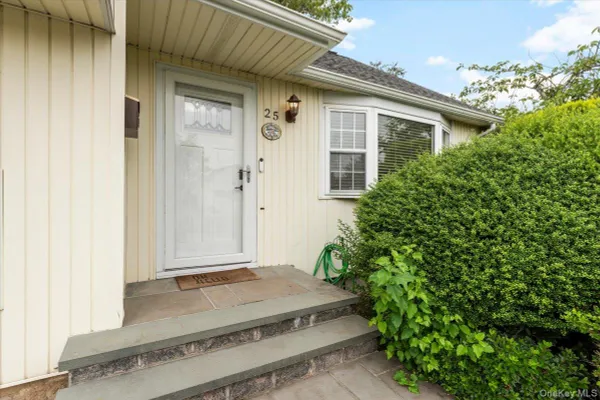 25 MARILYN BLVD