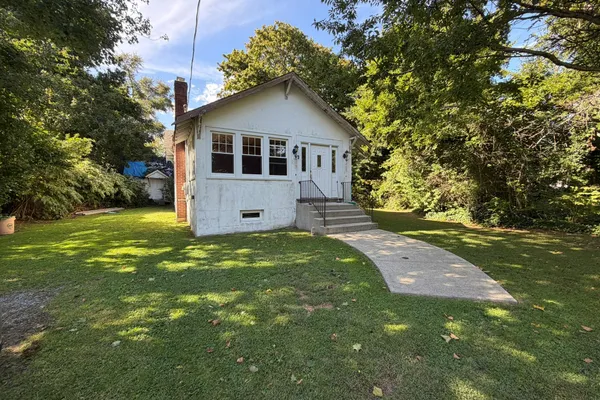 6 BRIDLE WAY