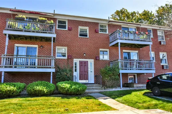 5 DANBURY CT 1703