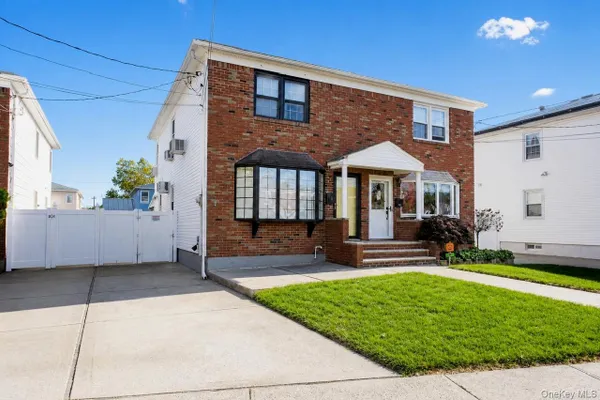 10 HITCHCOCK AVE