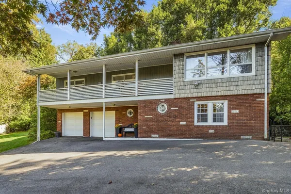 33 VIRGINIA LN