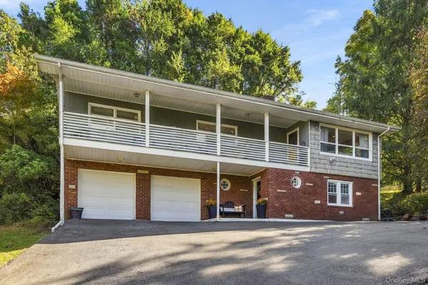 33 VIRGINIA LN