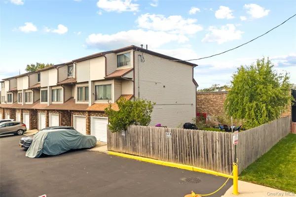 10 LYNDALE LN