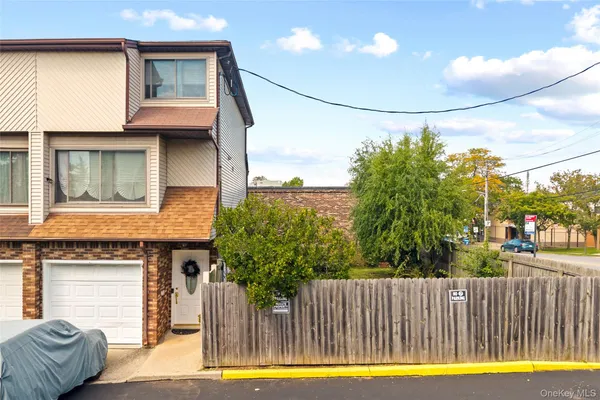 10 LYNDALE LN