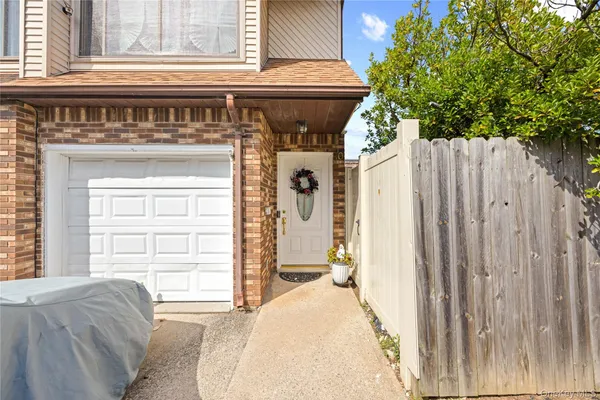 10 LYNDALE LN