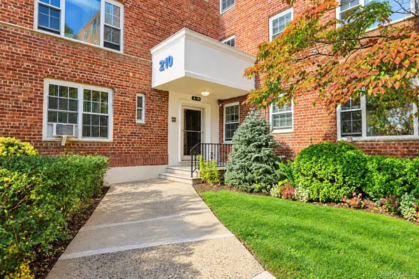 210 PELHAM RD 4D
