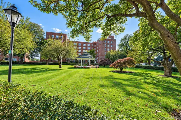210 PELHAM RD 4D