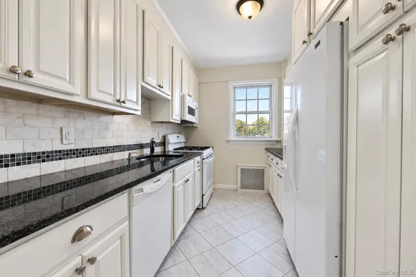 210 PELHAM RD 4D