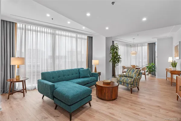 1 RENAISSANCE SQ 10H