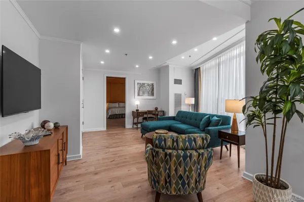 1 RENAISSANCE SQ 10H
