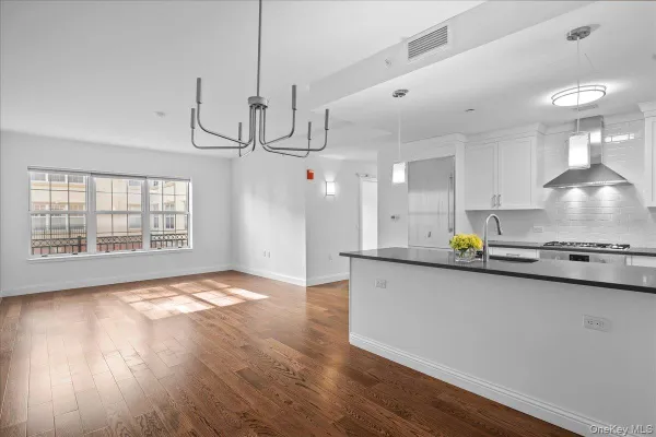 10 BYRON PL 306