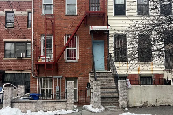 635 EAGLE AVE