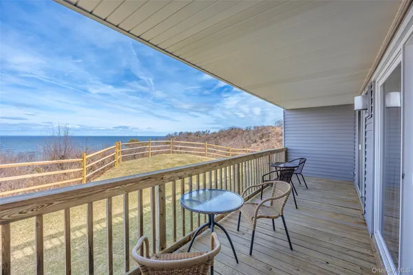 805 BLUFFS DR 805