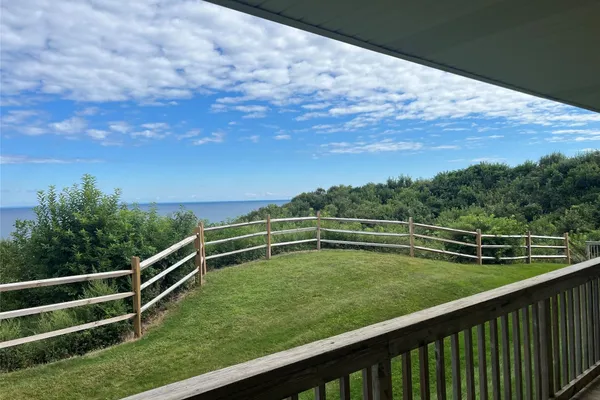 805 BLUFFS DR 805