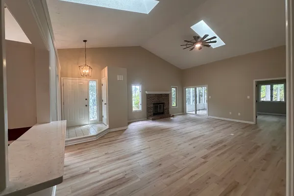 8138 FOXCHASE CIR
