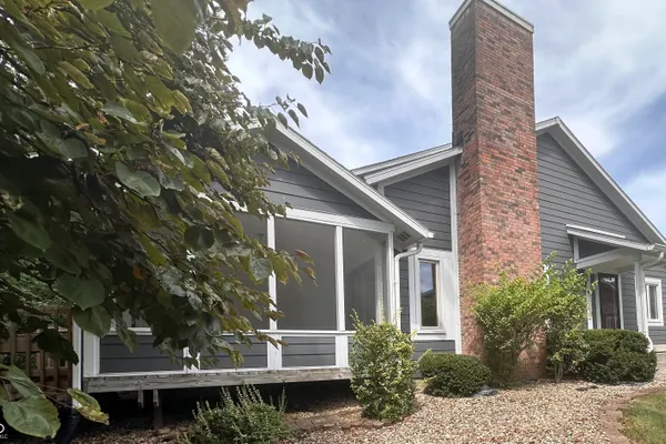 8138 FOXCHASE CIR