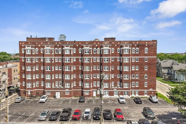 230 E 9TH ST 601