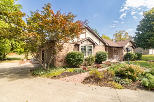 2460 E HICKORY BLVD
