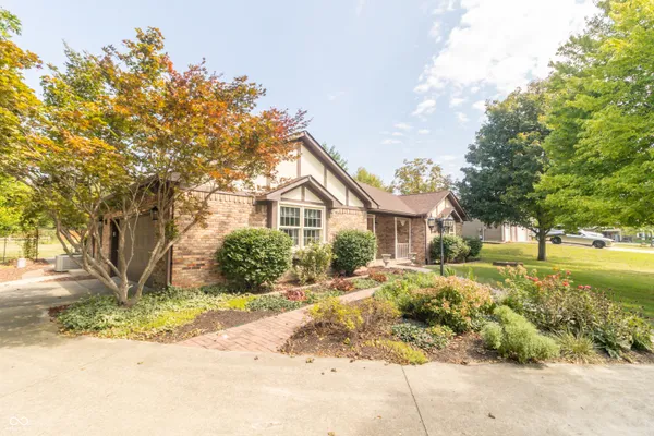 2460 E HICKORY BLVD