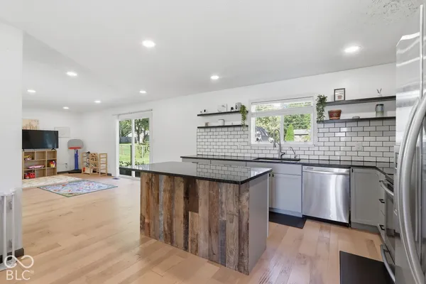 2814 W WALNUT DR
