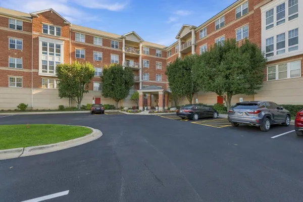 101 POINTE DR 203