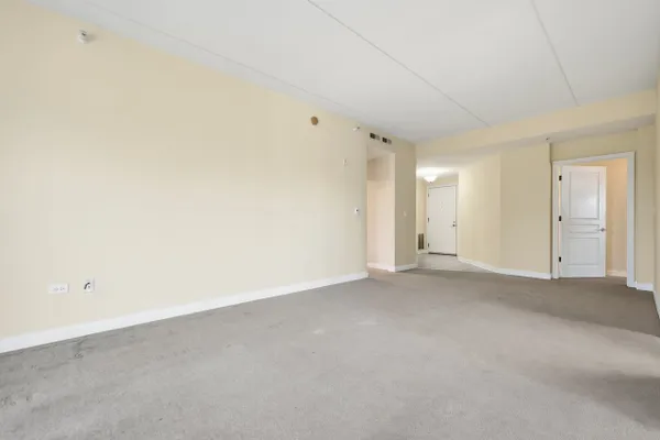 101 POINTE DR 203