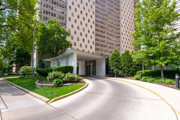 3950 N LAKE SHORE DR 317C