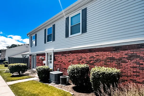 2203 CARDINAL CT 2203