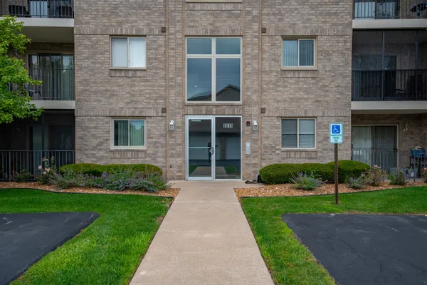 6810 RIDGE POINT DR 1A