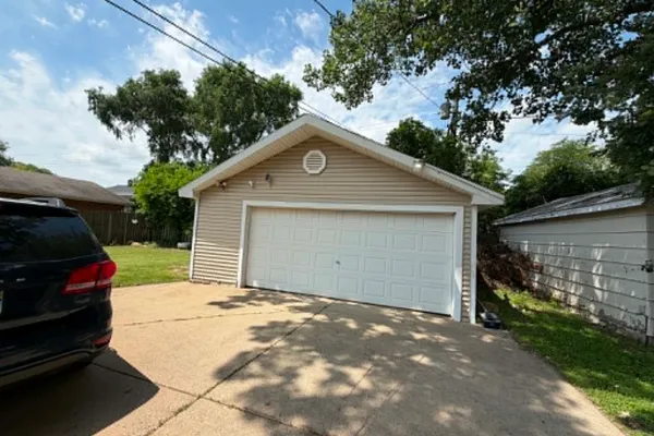 2444 LINDEN AVE